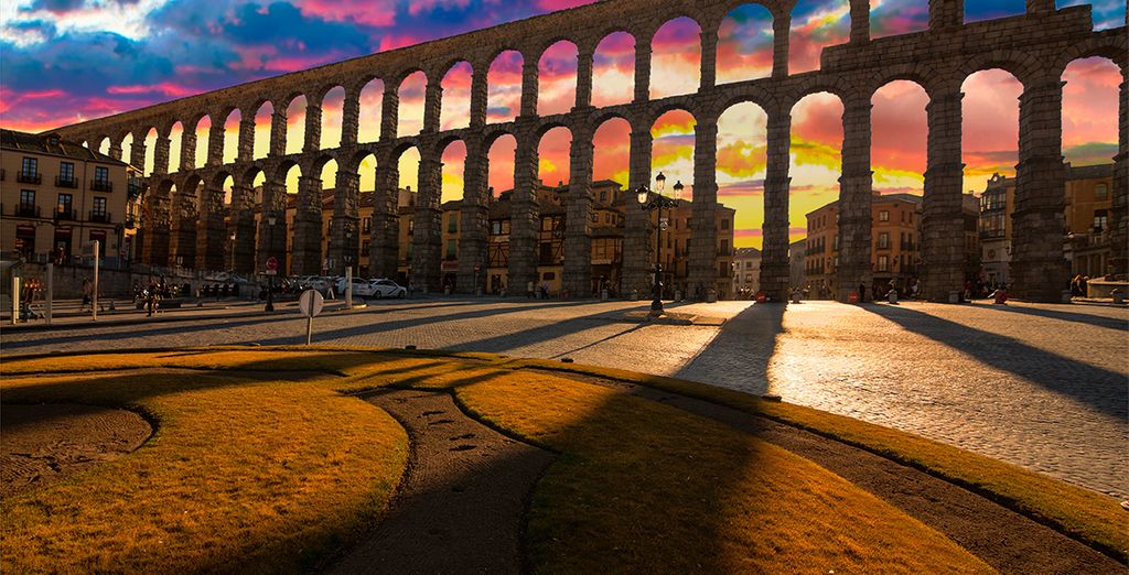 Plaza del Azoguejo con el acueducto