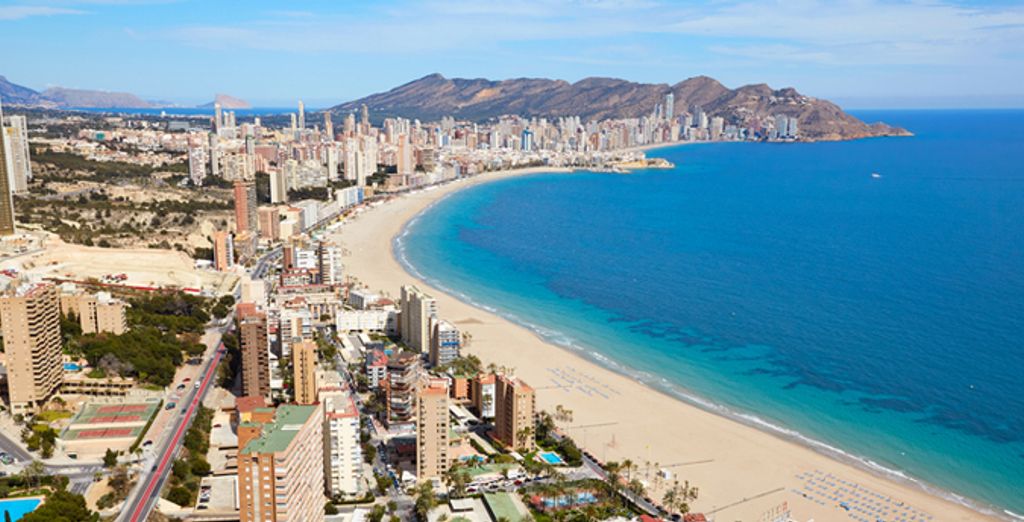 La baie de Benidorm et sa longue plage de sable, sur la Costa Blanca au nord d'Alicante
