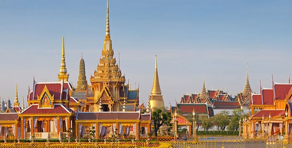 Le Grand Palais et les toits dorés du Wat Phra Kaew, à Bangkok