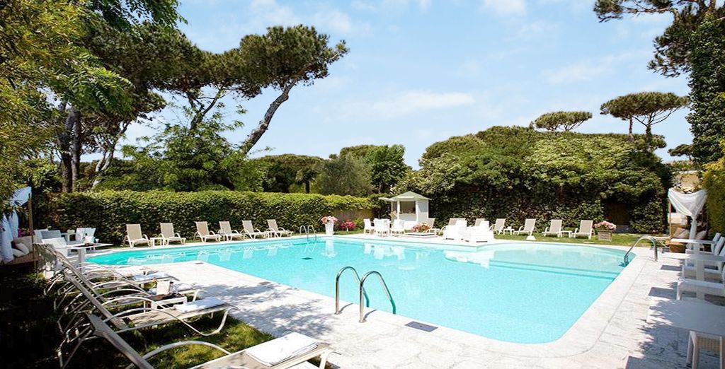 Piscine sous les pins parasols du Logos Hotel 4 étoiles, en Versilia