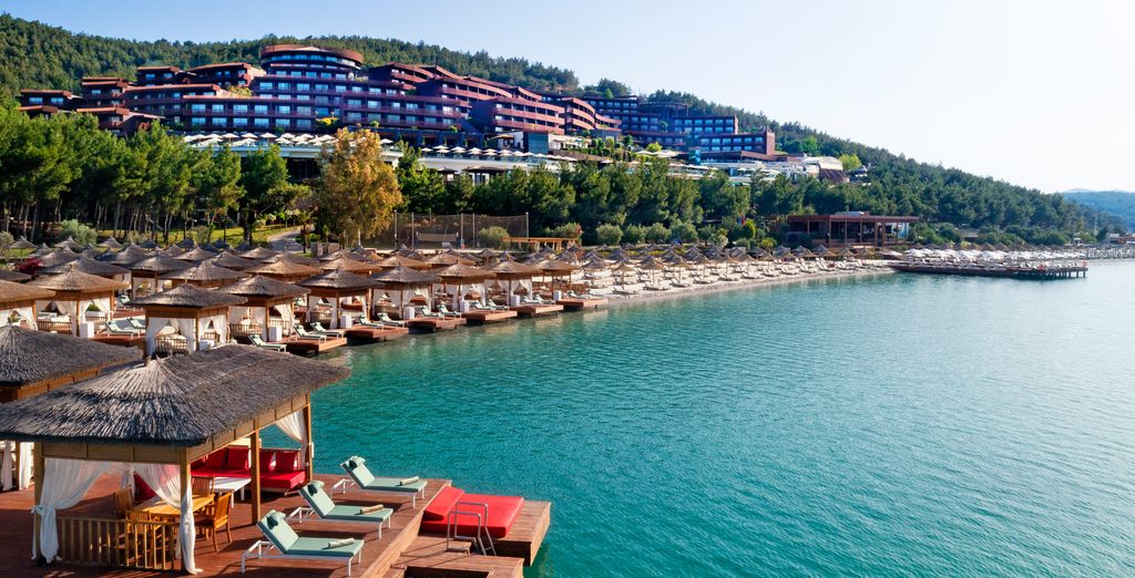 Titanic Deluxe Bodrum 5 étoiles, plage privée et transats face à la baie