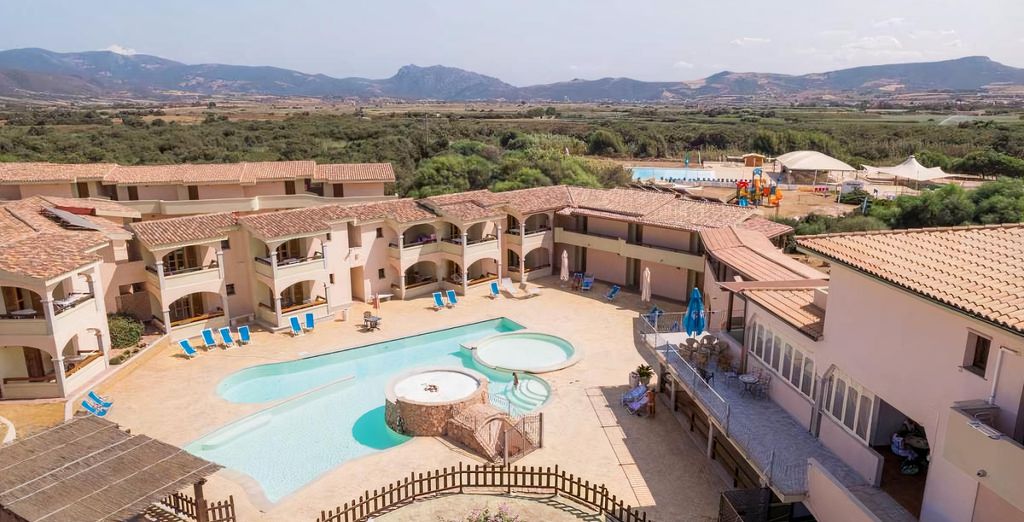 Mimose Beach Village 4 étoiles, bâtiments bas et piscine dans le maquis sarde