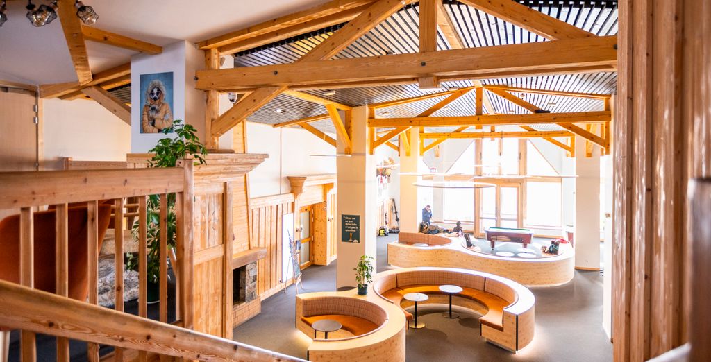 Bar et salon en bois du Village Club MMV Les Arolles 4 étoiles, à Val Thorens