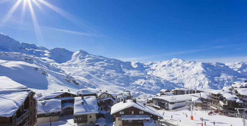 La station de Val Thorens et les sommets enneigés de la vallée des Belleville