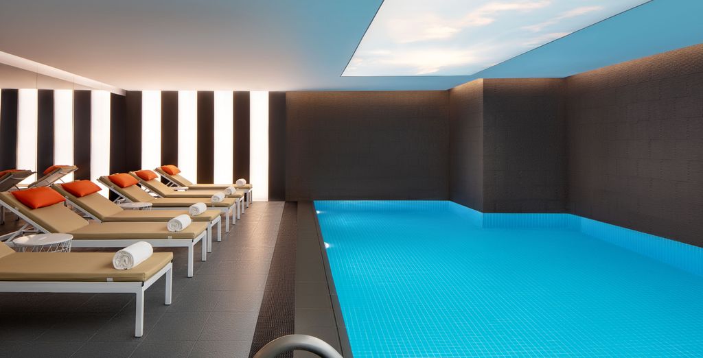 Piscine intérieure du Sheraton Istanbul City Center 5 étoiles