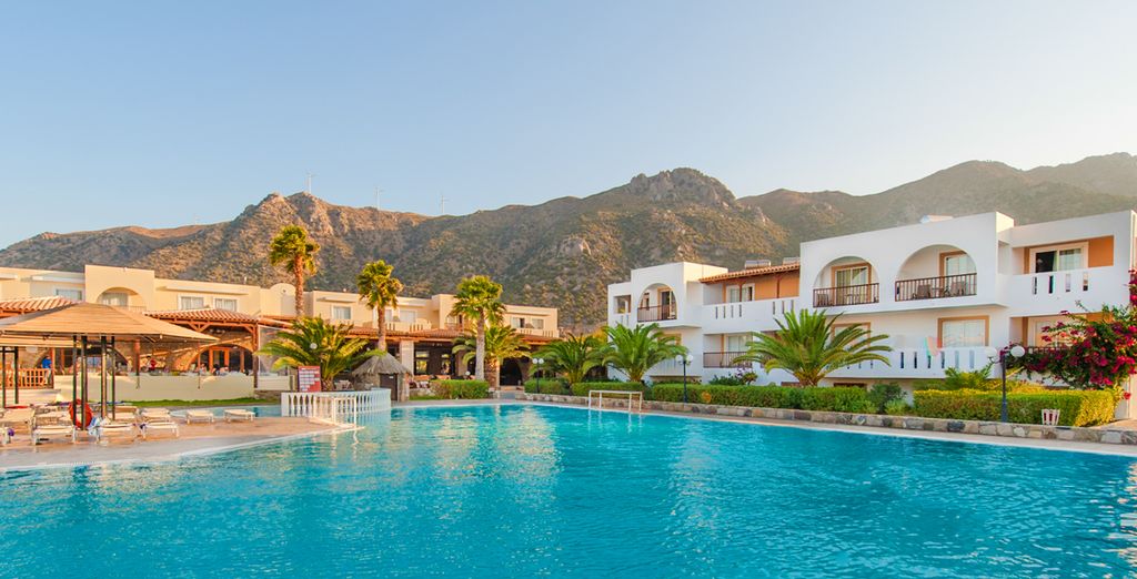 Hôtel Akti Beach 4 étoiles, piscine et collines en arrière-plan à Kos