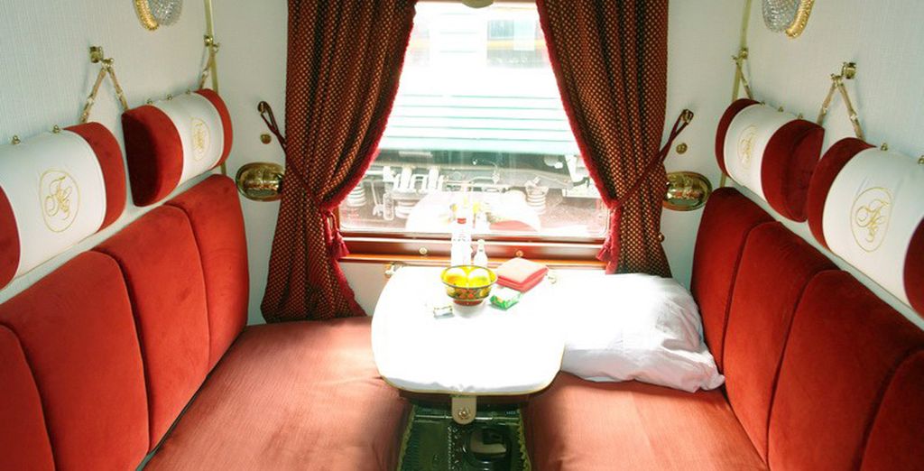 Люкс св ржд. Поезд вятка вагон купе. Купе св и001. Св купе ржд. Купе св люкс ржд.