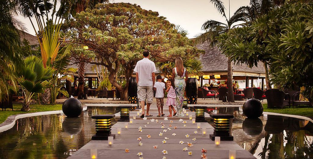 Hôtel de luxe avec plage privée, paysage verdoyant et espace détente