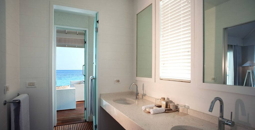 Diamonds Athuruga Beach and Water Villas 5*