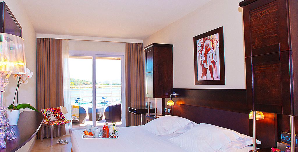 Hotel di lusso con letto matrimoniale e terrazza privata con vista sul porto di Ajaccio in Francia