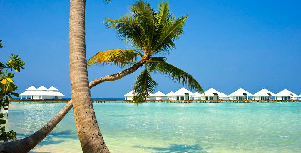 Diamonds Athuruga Beach and Water Villas 5*