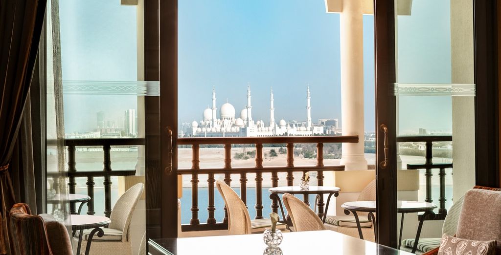 Shangri-La Hotel, Qaryat Al Beri 5*