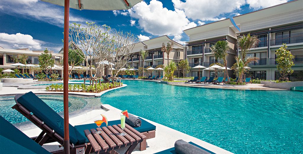 Maikhao Beach & Holiday Inn Phi Phi & Bangsak Merlin