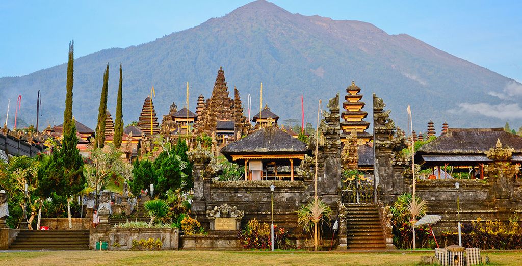 Hotel Swiss Belresort Watu Jimbar 4* o Hotel The Camakila Legian 4*