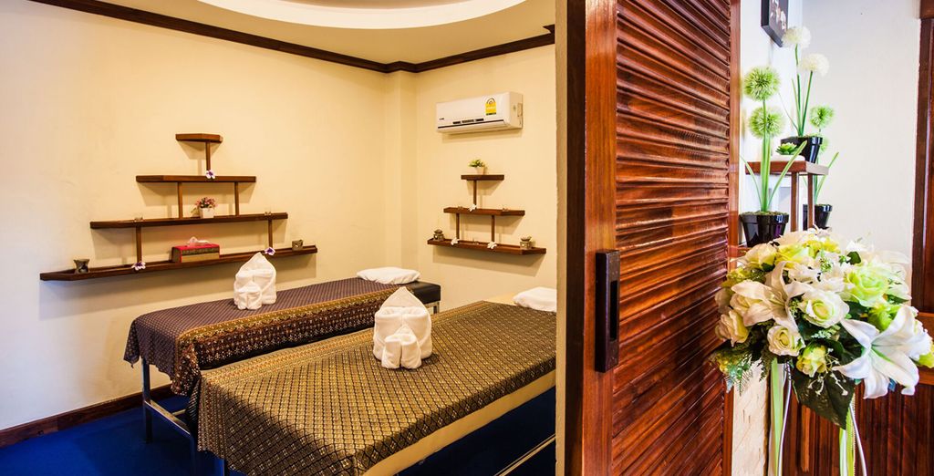 GLOW Pratunam Bangkok + T-Villa Phuket + The Leaf on the Sands Khao Lak 4*
