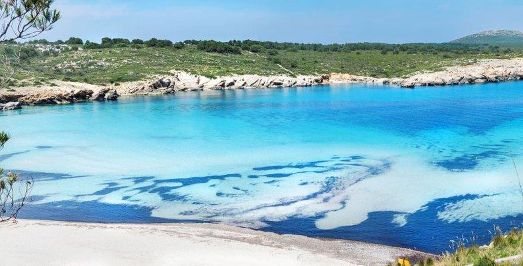 Fotografia di Minorca, le sue coste rocciose e le sue acque turchesi