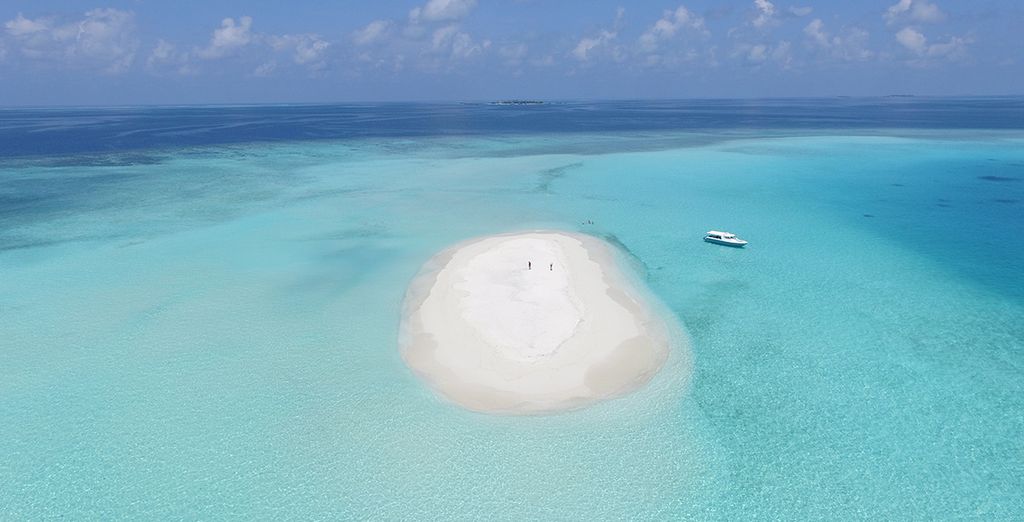 Holiday Island Resort & Spa 4*
