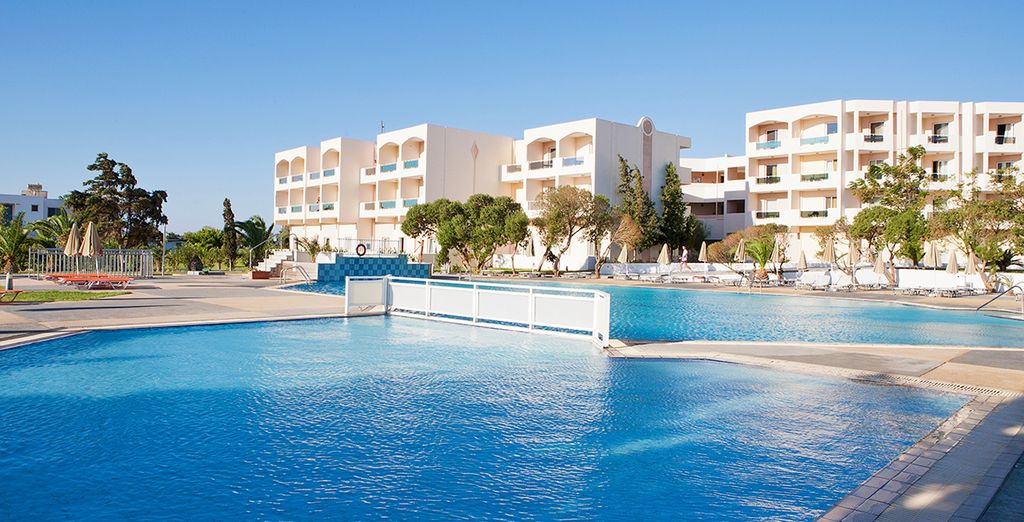Sovereign Beach Resort 4*
