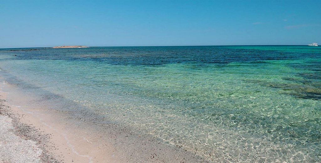Spiaggia di sabbia bianca e acque turchesi del Mar Mediterraneo
