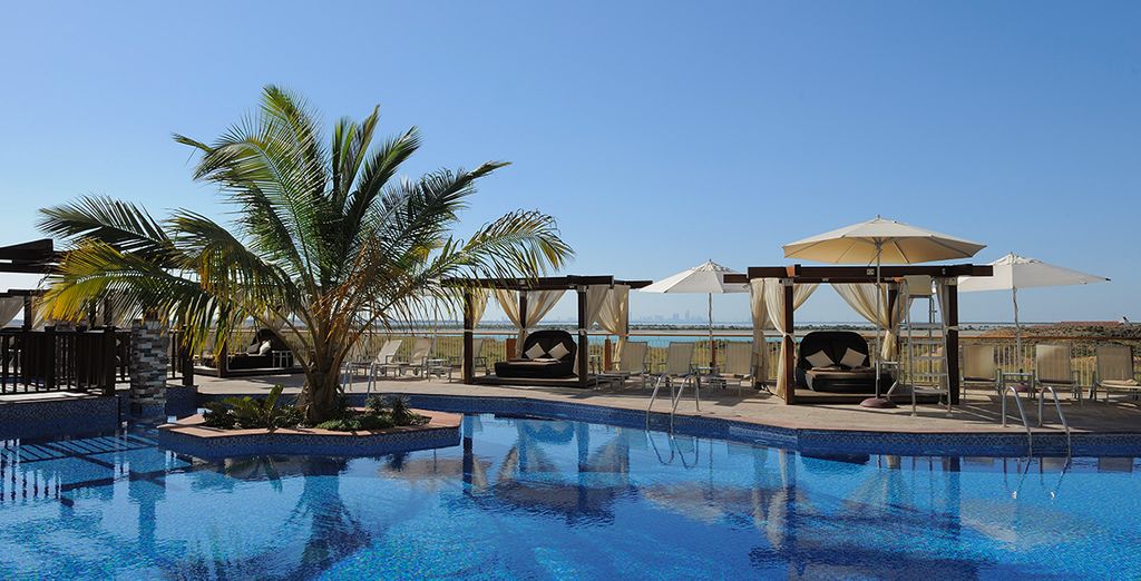 Doubletree by Hilton Hotel & Residence Al Barsha MOE 4* + Radisson Blu Yas Island 4*