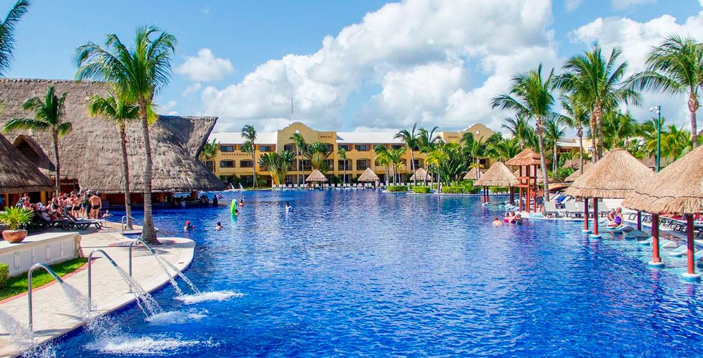 Courtyard New York Manhattan by Marriott e Hotel Barcelo Maya Palace 5*