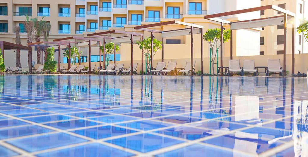 Dubai Hotel JA Ocean View & Abu Dhabi Crownw Plaza YAS