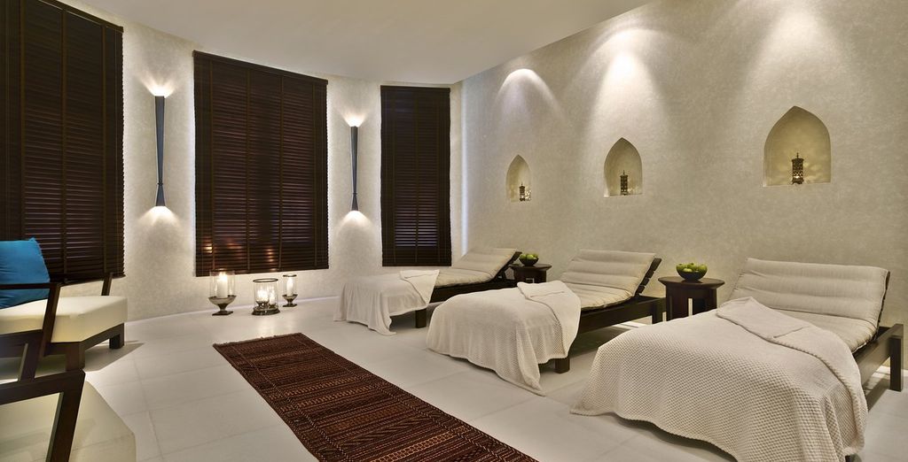 Al Bustan Palace, A Ritz Carlton Hotel 5* con possibile soggiorno a Abu Dhabi