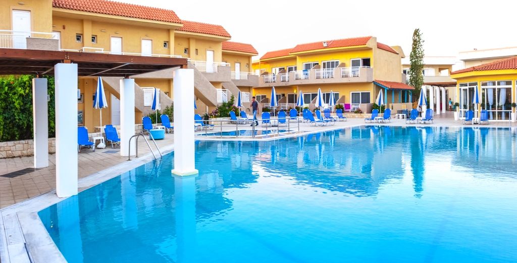Lavris Hotel & Bungalows 4*