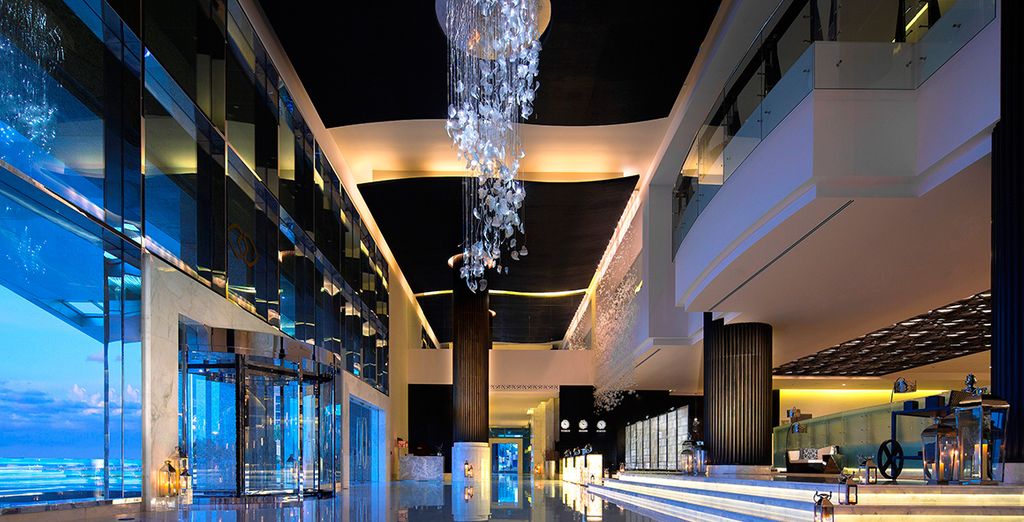 Al Bustan Palace, A Ritz Carlton Hotel 5* con possibile soggiorno a Abu Dhabi
