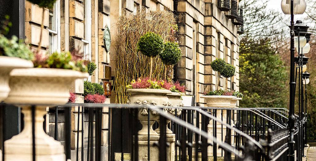 Explore charming Scottish streets of Edinburgh