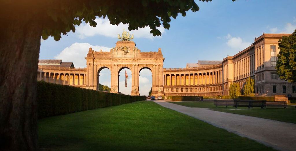 Take some time to relax in the Parc du Cinquantenaire in Brussels