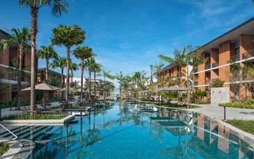 Howard Johnson by Wyndham Phuket Naiyang 4*, Blue Bay Resort Koh Yao Yai 4* & Pullman Khao Lak Resort 5* und optional Radisson Suites Bangkok Sukhumvit 4*