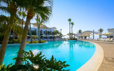 Radisson Beach Resort Larnaca 4* 