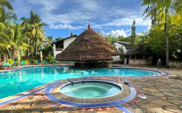 Combinado: Pinewood Beach Resort & Spa 4* con posible extensión con safari