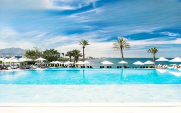 Crowne Plaza Muscat by IHG 4* con possibili escursioni