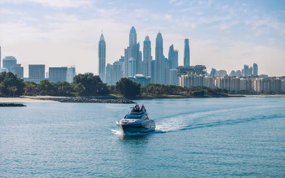 Eine Bootsfahrt bei Sonnenuntergang neben dem Burj Al Arab