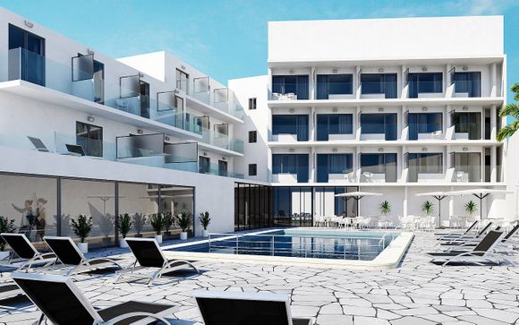 Primera línea de mar en ambiente contemporáneo y media pensión