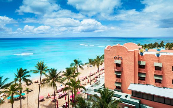 Poussez les portes de l'hôtel Royal Hawaiian Resort à Honolulu 