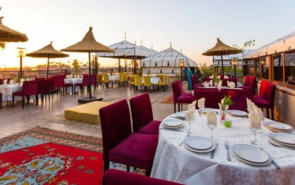 Giorno 5: Una cena (bevande escluse) in un ristorante tipico marocchino (trasferimenti in auto inclusi) per i soggiorni di 5 e 7 notti