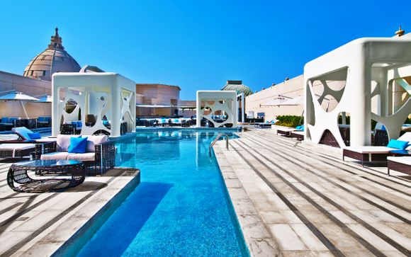 V Hotel Dubai, Curio Collection by Hilton 5* & spettacolo La Perle