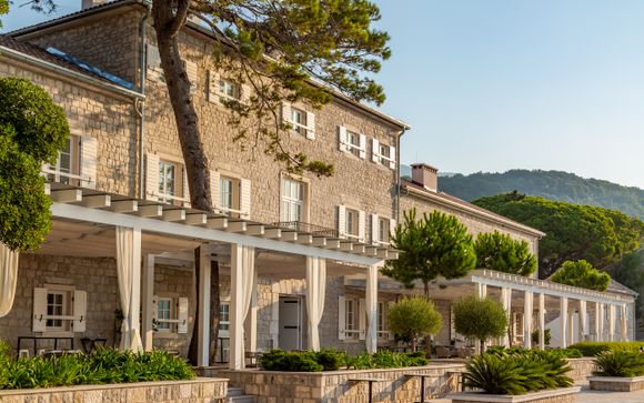 Lazure Marina & Hotel 5*