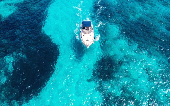Included transfer: gliding by Speedboat