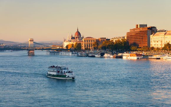 Panoramic boat trip on the Danube