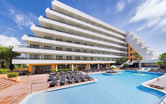 Family-Friendly Beachfront Hotel Boasting a Rooftop Pool