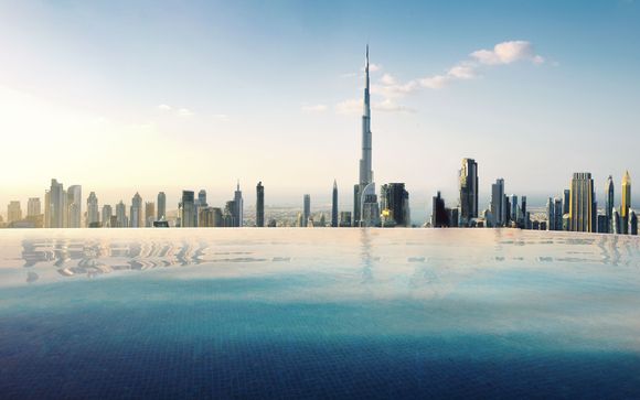 Lusso ed eleganza con piscina a sfioro al 75° piano